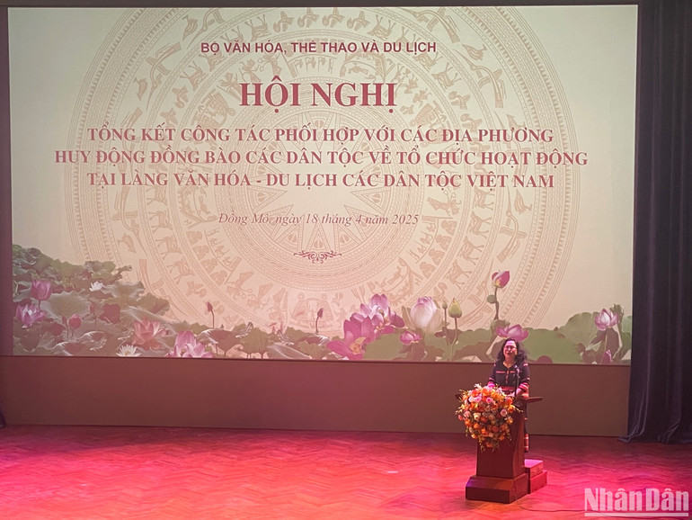 Nghệ nhân Y Sinh-đại diện 16 cộng đồng dân tộc tham gia hoạt động hằng ngày tại Làng Văn hóa-Du lịch các dân tộc Việt Nam chia sẻ ý kiến. Nghệ nhân Y Sinh-đại diện 16 cộng đồng dân tộc tham gia hoạt động hằng ngày tại Làng Văn hóa-Du lịch các dân tộc Việt Nam chia sẻ ý kiến.