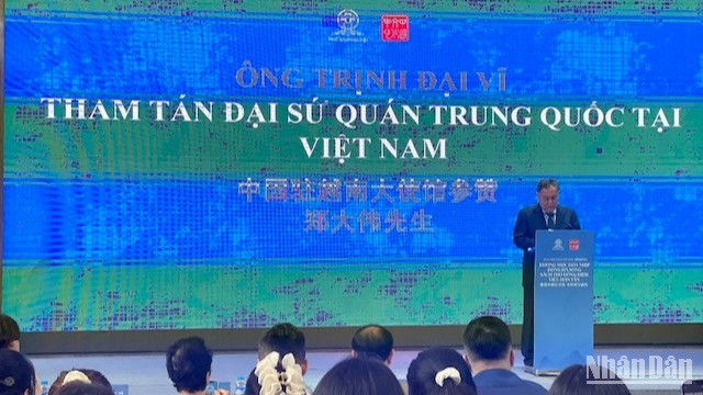 Tham tán Đại sứ quán Trung Quốc tại Việt Nam Trịnh Đại Vĩ phát biểu khai mạc chương trình giao lưu. Tham tán Đại sứ quán Trung Quốc tại Việt Nam Trịnh Đại Vĩ phát biểu khai mạc chương trình giao lưu.