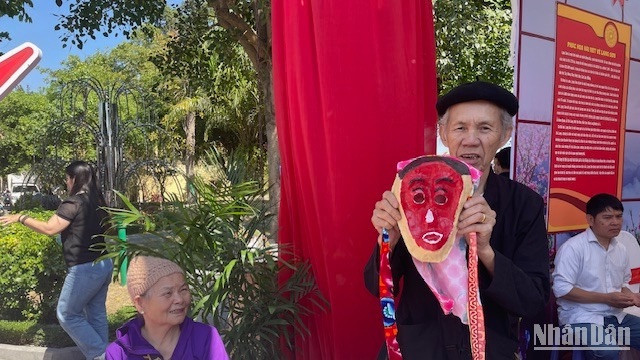 Mặt nạ khỉ là sản phẩm được làm thủ công.