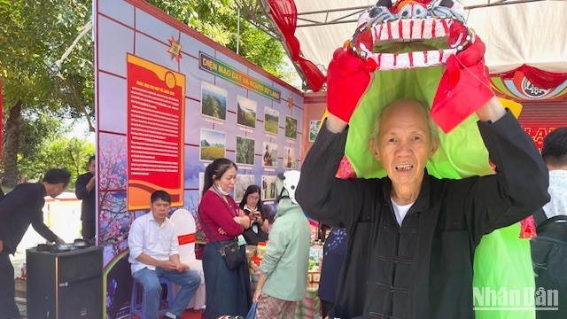 Phút ngẫu hứng mô tả điệu múa sư tử của nghệ nhân Hoàng Choóng.