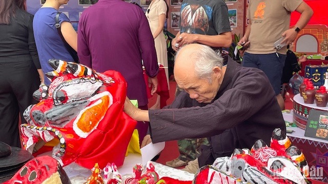 Nghệ nhân Hoàng Choóng, người dân tộc Tày, năm nay gần 80 tuổi.