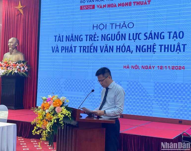 Tổng Biên tập Tạp chí Văn hóa Nghệ thuật Hoàng Hà phát biểu khai mạc.