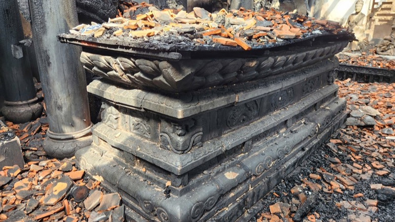 Bệ đá hoa sen - bảo vật quốc gia trong chùa Phổ Quang bị tổn hại sau vụ cháy. (Ảnh: Cục Di sản văn hóa)