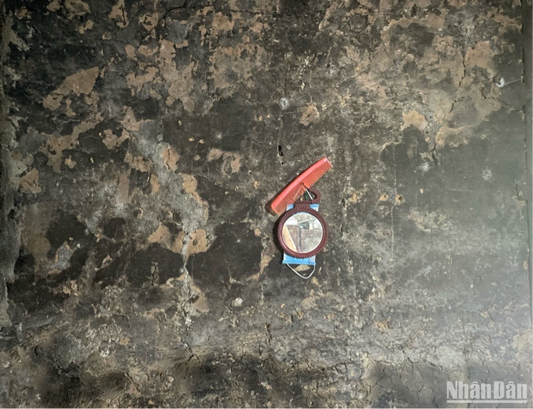 Gương, lược treo trên tường.