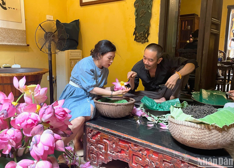 Trải nghiệm kỹ thuật ướp trà sen. Trải nghiệm kỹ thuật ướp trà sen.