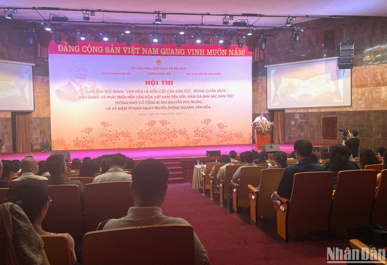 Thứ trưởng Tạ Quang Đông phát biểu khai mạc hội thi.