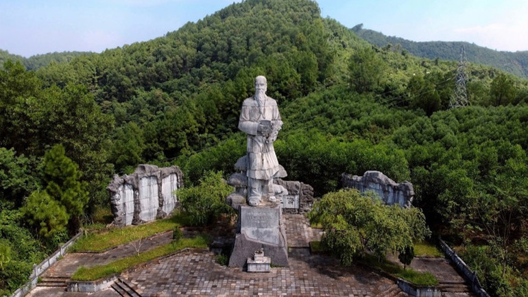 Tượng đài đại danh y Hải Thượng Lãn Ông Lê Hữu Trác tại tỉnh Hà Tĩnh.