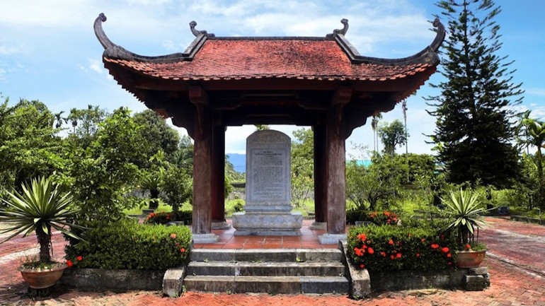 Bia ghi danh đại danh y Hải Thượng Lãn Ông Lê Hữu Trác tại tỉnh Hà Tĩnh.