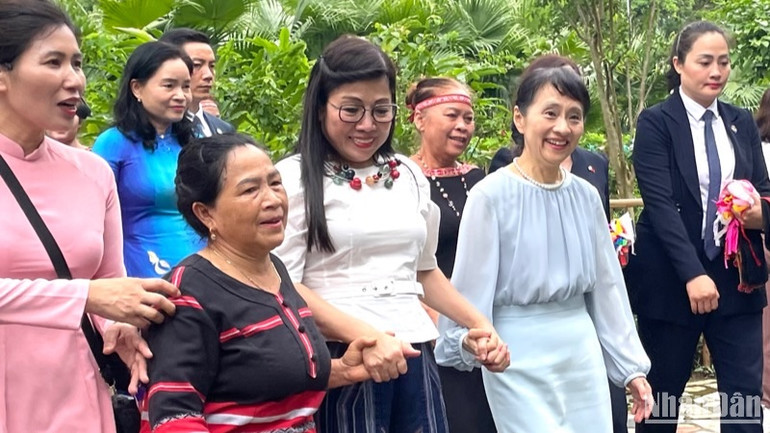 Phu nhân Lê Thị Bích Trân và Phu nhân Ishiba Yoshiko thăm không gian làng dân tộc Xơ Đăng. Phu nhân Lê Thị Bích Trân và Phu nhân Ishiba Yoshiko thăm không gian làng dân tộc Xơ Đăng.