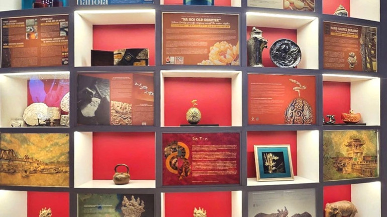 Các sản phẩm thủ công mỹ nghệ tại EXPO 2025. (Ảnh: Cục Hợp tác quốc tế)