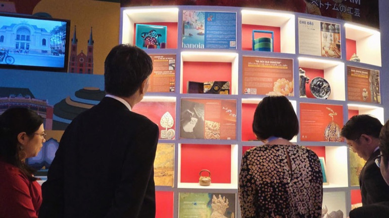 Không gian sản phẩm thủ công truyền thống và đương đại thu hút du khách. (Ảnh: Cục Hợp tác quốc tế)
