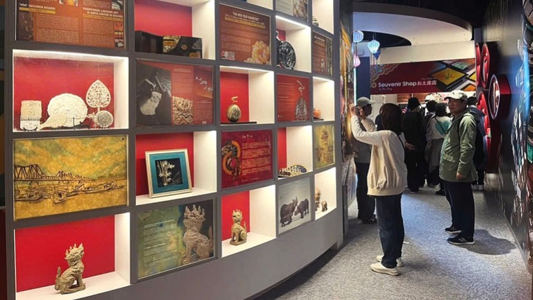 Không gian sản phẩm thủ công của Nhà Triển lãm Việt Nam tại EXPO 2025. (Ảnh: Cục Hợp tác quốc tế)