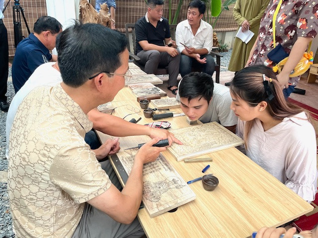 Giới trẻ tìm hiểu nghề truyền thống