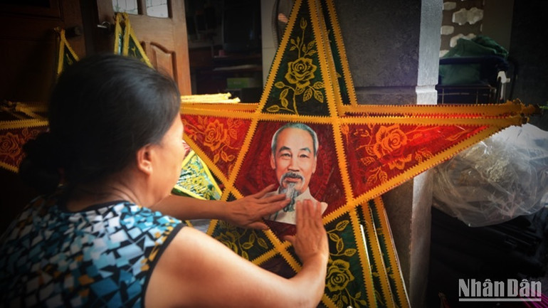 Nghề làm đèn ông sao ở làng Báo Đáp (Nam Định). (Ảnh: VŨ LINH)