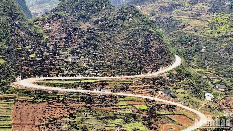 Những cung đường quanh co làm nên "thương hiệu" du lịch Hà Giang.