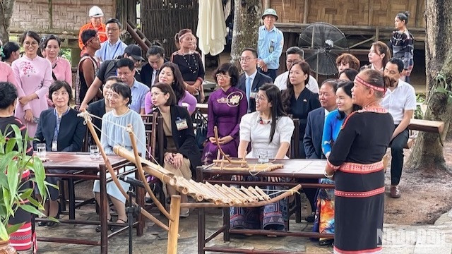 Hai phu nhân tìm hiểu về văn hóa các dân tộc Tây Nguyên.