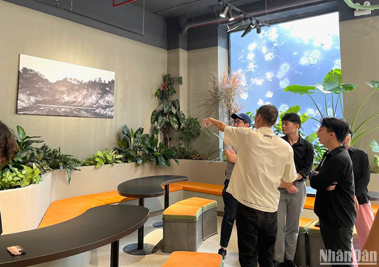 Giao lưu, trao đổi giữa những người yêu nghệ thuật tại triển lãm.