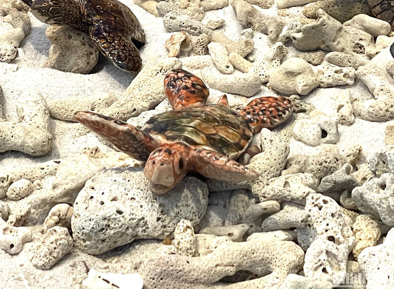 Chú rùa làm bằng gốm.