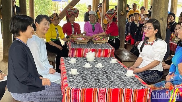 Hai phu nhân lắng nghe giới thiệu về văn hóa đồng bào Thái.