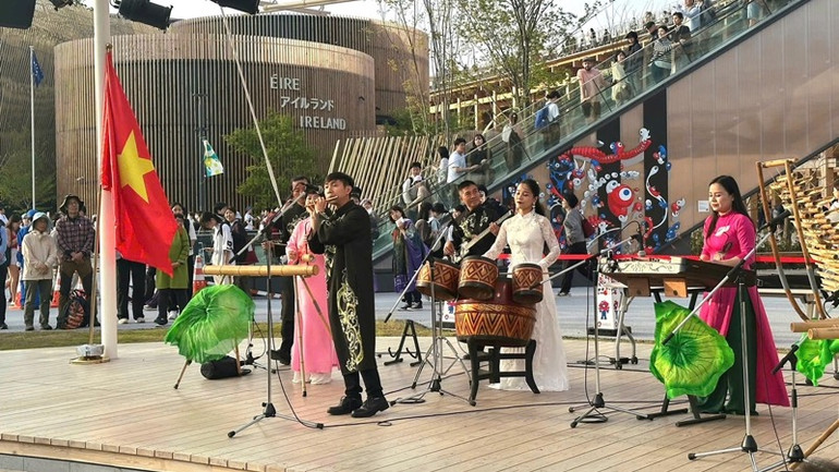 Sân khấu Inner-địa điểm thường xuyên diễn ra các hoạt động biểu diễn nghệ thuật.