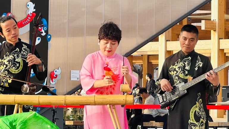 Nghệ sĩ ưu tú Bùi Lệ Chi biểu diễn nhạc phẩm Cung đàn đất nước. (Ảnh: XUÂN KHẢI)