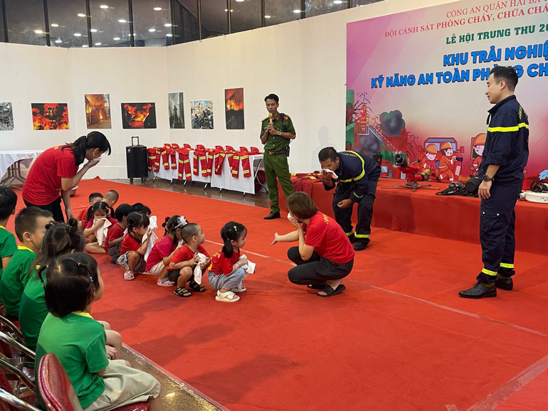 Hướng dẫn kỹ năng an toàn phòng cháy, chữa cháy cho thiếu nhi. (Ảnh: BTC cung cấp)