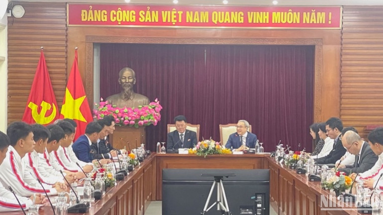 Thứ trưởng Phan Tâm trao đổi với Chủ tịch Liên đoàn Taekwondo Triều Tiên Kim Myong Gun.