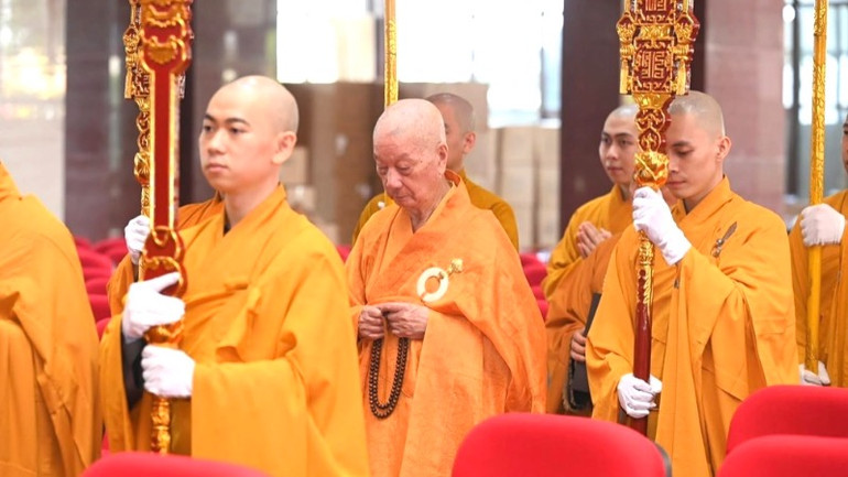 Đại đức lão hòa thượng Thích Trí Quảng, đệ tứ Giáo hội Phật giáo Việt Nam khảo sát tiến độ chuẩn bị Đại lễ Vesak 2025.