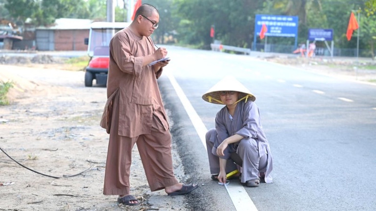 Khảo sát, đo các cung đường cắm cờ Phật giáo tại đại lễ Vesak 2025.