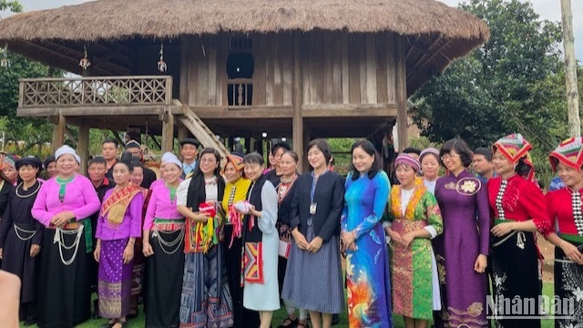 Hai phu nhân tham quan làng dân tộc Thái.