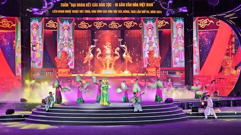 Tiết mục biểu diễn trong chương trình nghệ thuật. (Ảnh: Thanh Hà)