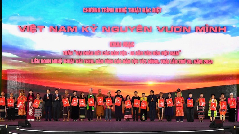 Lãnh đạo Đảng, Nhà nước tặng quà cho đại diện đồng bào các dân tộc. (Ảnh: Thanh Hà)