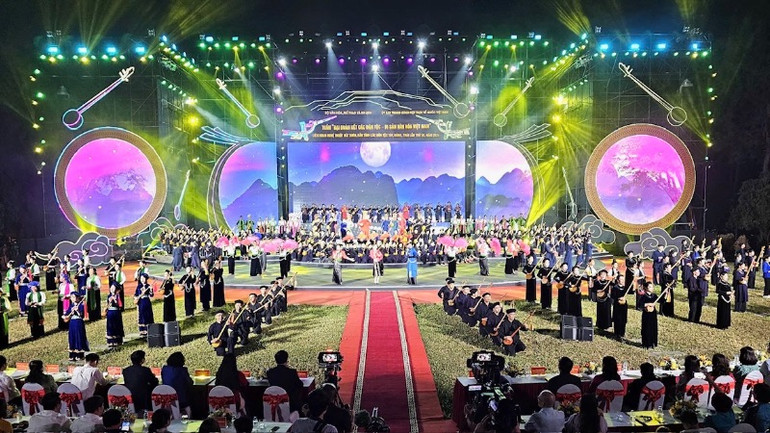 Tiết mục biểu diễn nghệ thuật hát Then, đàn Tính của dân tộc Tày, Nùng, Thái.