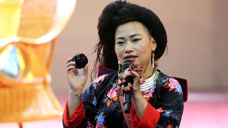 Cô giáo Vì Thị Ái mong muốn đa dạng hóa sản phẩm lưu niệm từ quả pao của người H'Mông.