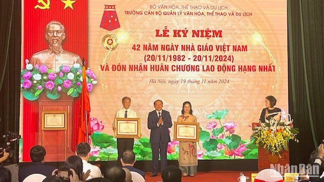 Hai cán bộ nhận Bằng khen của Thủ tướng Chính phủ.