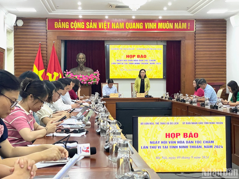 Thứ trưởng Trịnh Thị Thủy phát biểu tại họp báo