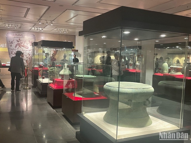 Các cổ vật được trưng bày tại triển lãm.