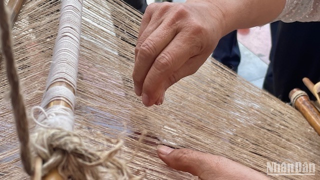 Các công đoạn dệt lanh đều được làm thủ công. Các công đoạn dệt lanh đều được làm thủ công.