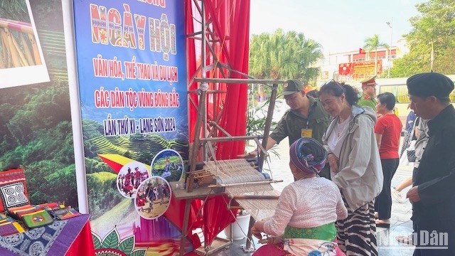 Du khách hào hứng tìm hiểu nghề dệt lanh. Du khách hào hứng tìm hiểu nghề dệt lanh.