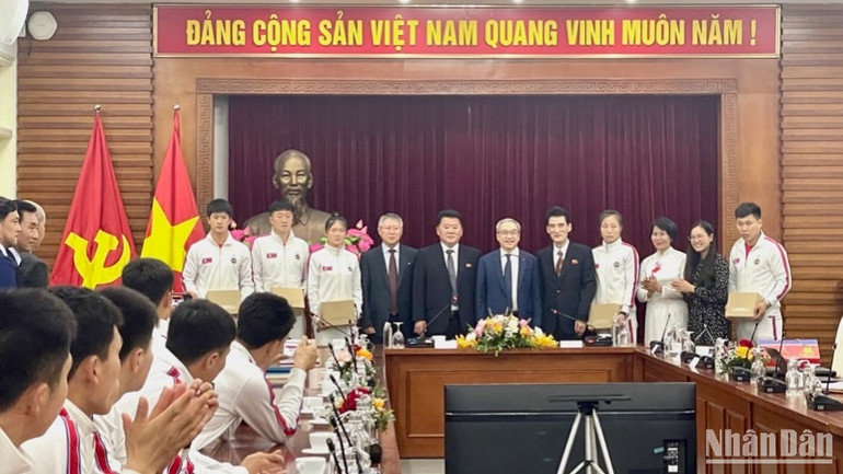 Lãnh đạo Bộ Văn hóa, Thể thao và Du lịch cùng Đại sứ Triều Tiên tại Việt Nam chụp ảnh kỷ niệm cùng đại diện Đoàn võ thuật Taekwondo Triều Tiên.