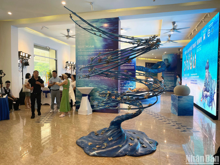 Cụm sắp đặt nghệ thuật Xoáy ngầm.