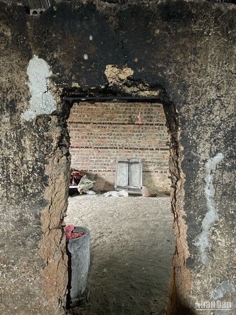 Bức tường được đục thông sang 2 căn nhà.