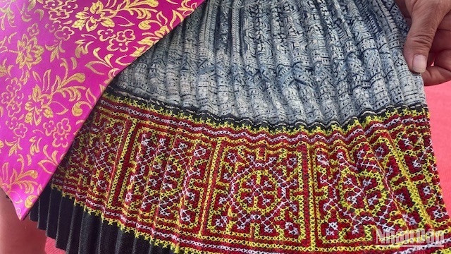 Họa tiết trên chân váy của phụ nữ H'Mông. Họa tiết trên chân váy của phụ nữ H'Mông.