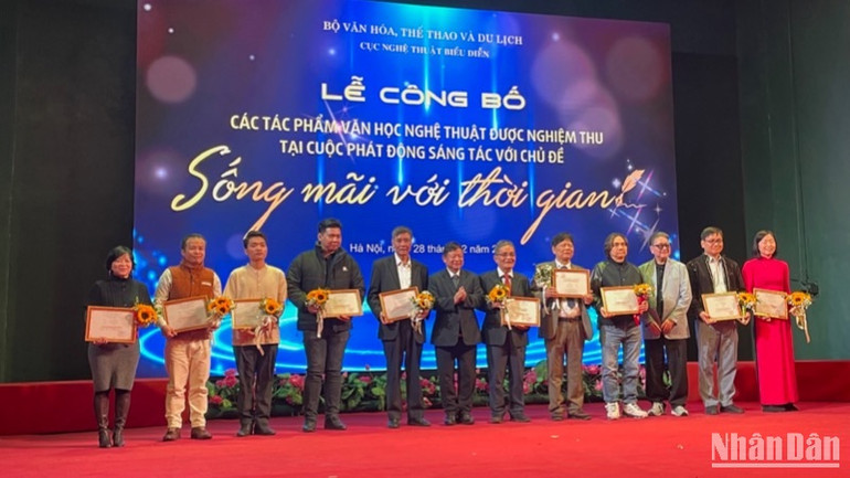 Các tác giả có tác phẩm văn học được nghiệm thu.