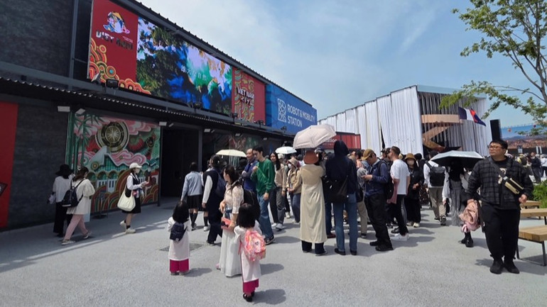 Nhà Triển lãm Việt Nam thu hút đông đảo khách tham quan.