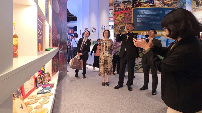 Nhà Triển lãm Việt Nam tạo dấu ấn với khách tham quan.