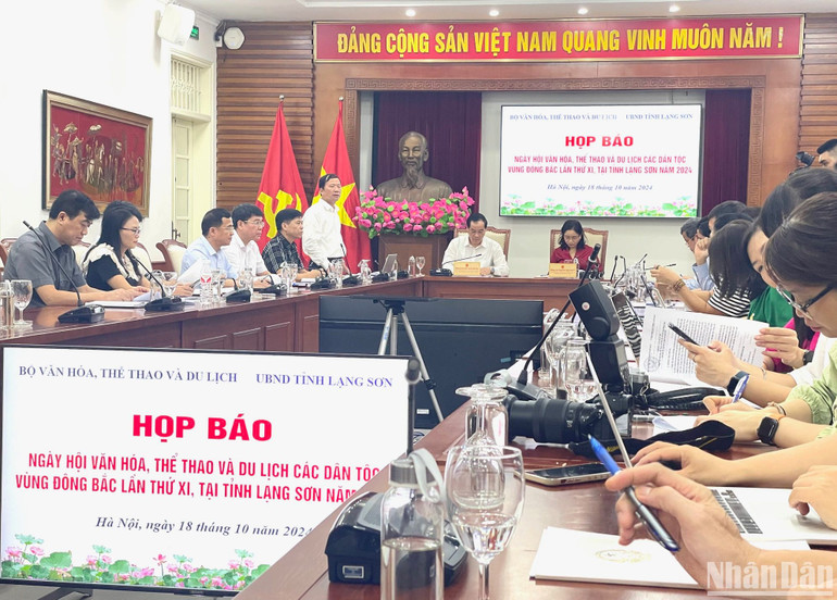 Giám đốc Sở Văn hóa, Thể thao và Du lịch tỉnh Lạng Sơn Nguyễn Đình Ân thông tin với báo chí.