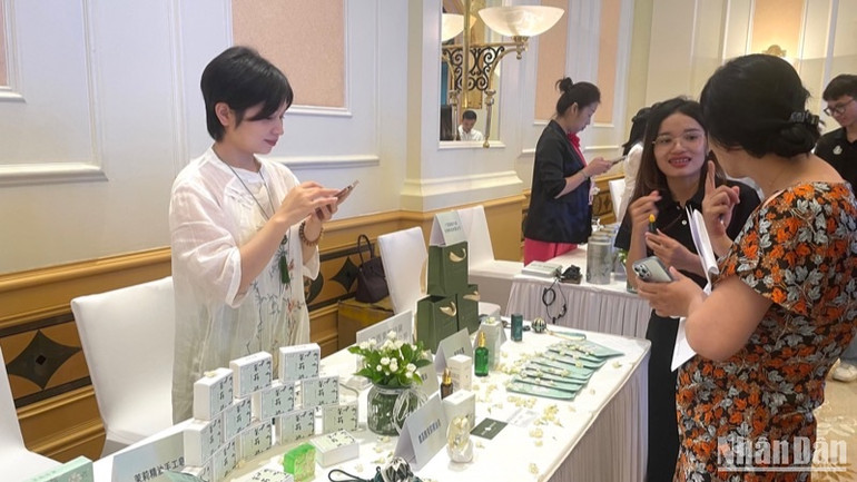 Giới thiệu các sản phẩm trà tại chương trình “Trà hài hòa thế giới-Nhã tập 2025”.