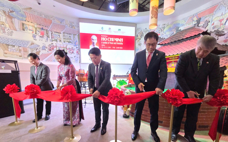Các đại biểu cắt băng khánh thành khai mạc triển lãm. Các đại biểu cắt băng khánh thành khai mạc triển lãm.