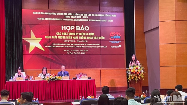 Thứ trưởng Bộ Ngoại giao Lê Thị Thu Hằng trao đổi thông tin.